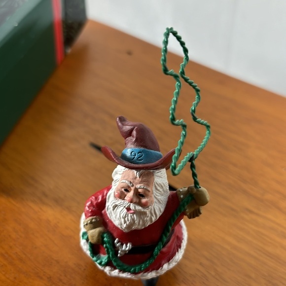 Vintage 1992 Hallmark Keepsake Santas Roundup Ornament - Picture 5 of 6